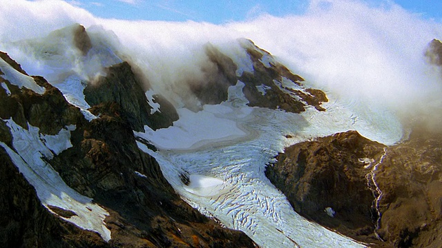 空中视角的山顶与一些雪和云/奥林匹克山，奥林匹克半岛，华盛顿视频素材