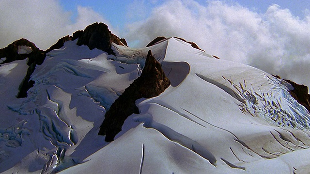 从空中俯瞰白雪皑皑的山顶向云的背景/奥林匹克山脉，奥林匹克半岛，华盛顿视频素材