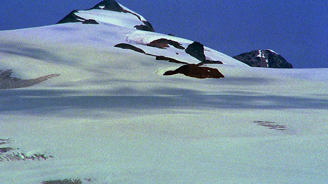 时间流逝云阴影与部分被掩埋的巨石雪域/惠斯勒，不列颠哥伦比亚省视频素材