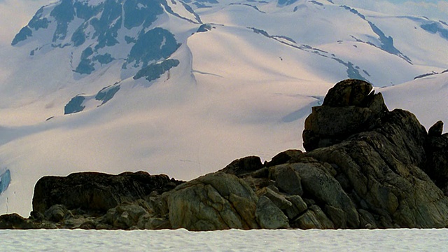 宽镜头延时云在雪山顶部与巨石在前景/海岸山脉，惠斯勒，不列颠哥伦比亚省视频素材