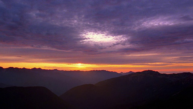 宽镜头的时间推移云在山上与时间推移日落在背景/奥林匹克Mtns，奥林匹克半岛，华盛顿视频素材