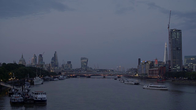 泰晤士和夜晚的城市/伦敦，英国视频素材