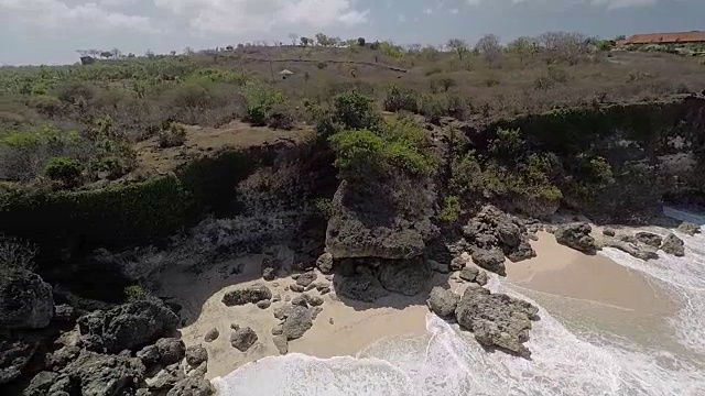 飞行平行于海滩，鸟瞰图视频素材