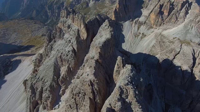 空中:在山峰之上，森林之上视频素材