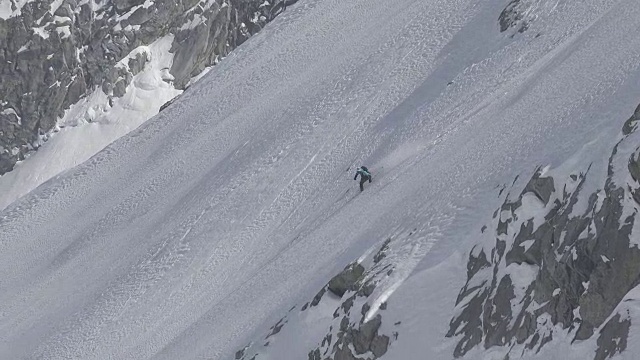 独自在新雪中滑雪视频素材