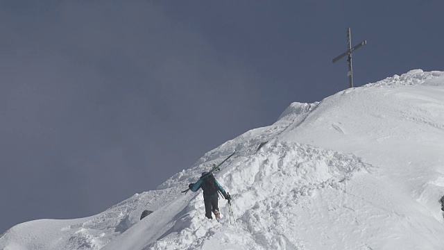 滑雪者在雪地里向山顶走去视频素材