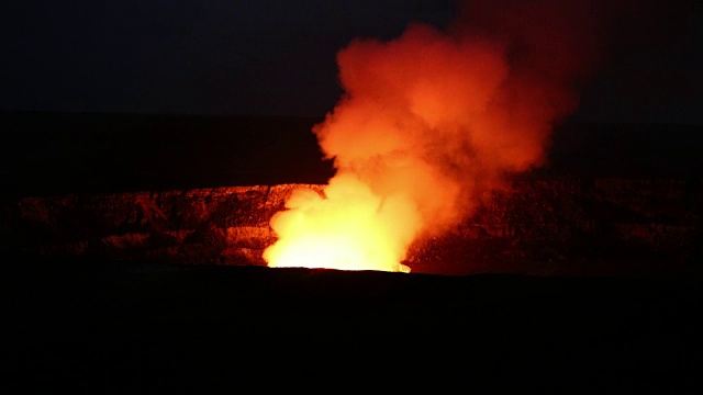 基拉韦厄火山喷气孔在晚上视频素材