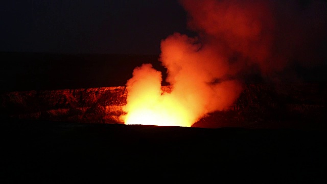 基拉韦厄火山喷气孔在晚上视频素材