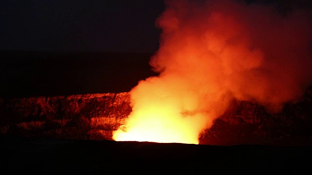 基拉韦厄火山喷气孔在晚上视频素材