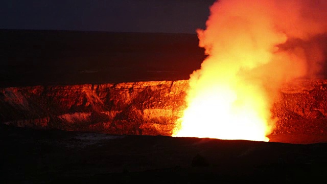 基拉韦厄火山喷气孔在晚上视频素材