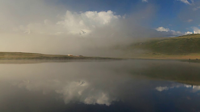 黎明时山湖上有雾视频素材