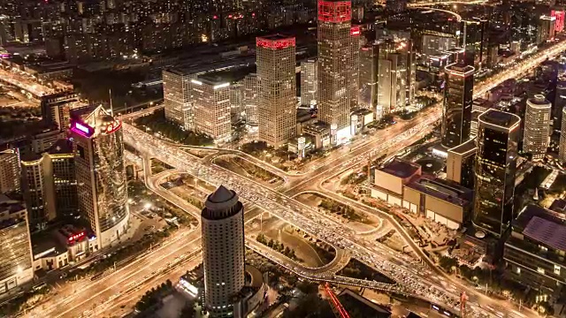 时间流逝——北京繁忙的十字路口，白天到夜晚的过渡(ZI)视频素材