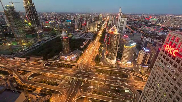 时间流逝-北京公路夜间鸟瞰图，黄昏到夜晚的过渡(WS HA PAN)视频素材