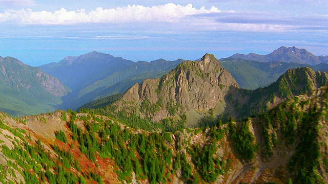 从空中俯瞰树木环绕的群山/奥林匹克半岛，华盛顿视频素材