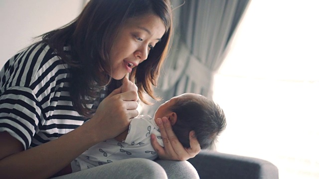 妈妈抱着她的孩子视频素材