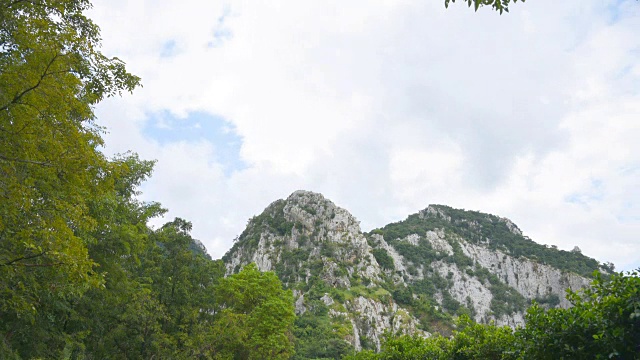 夏天的风景是高山和蓝天。时间流逝。视频素材