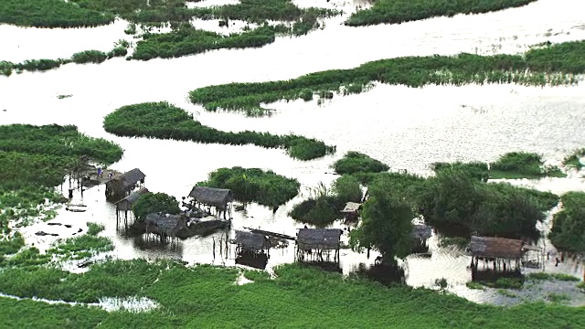 刚果:刚果河中的房屋视频素材