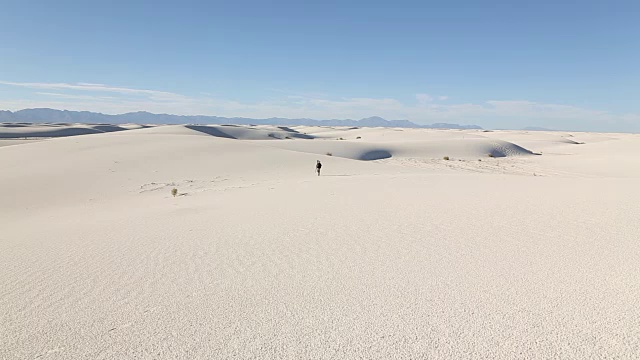 沙丘中的摄影师视频素材