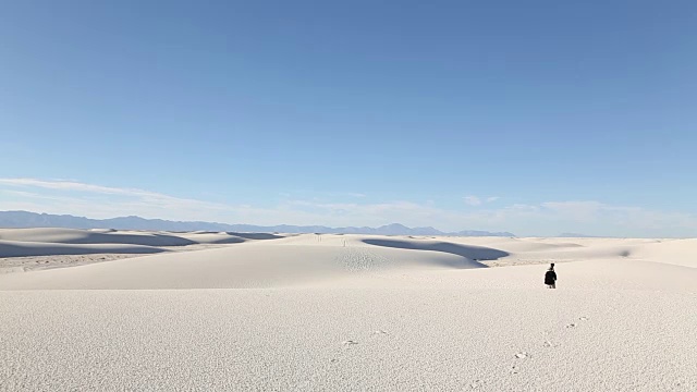 沙丘中的摄影师视频素材