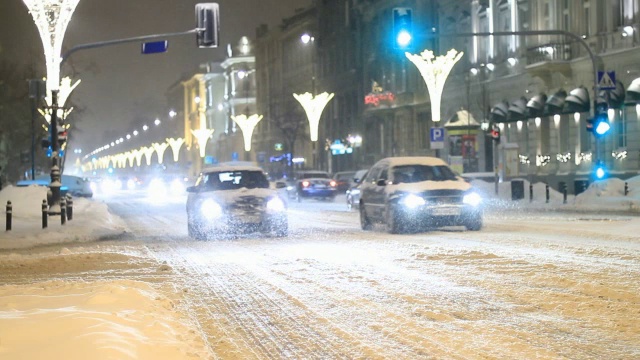 雪中的城市交通视频素材