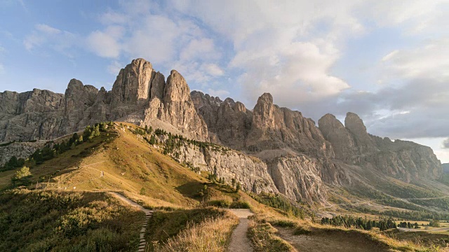 Val Gardena在白云石山在黄昏时间流逝视频素材