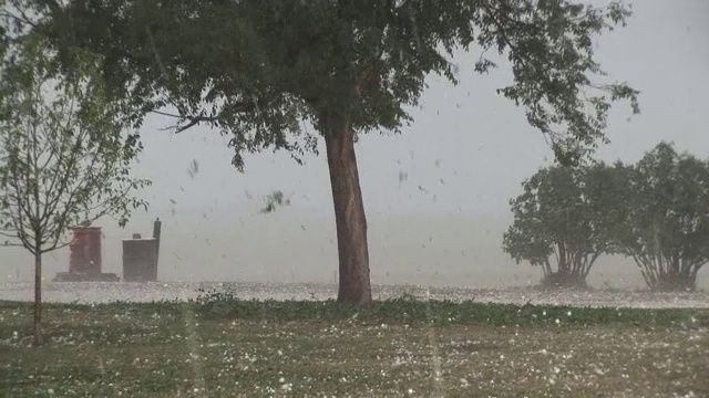 冰雹石头下降视频素材