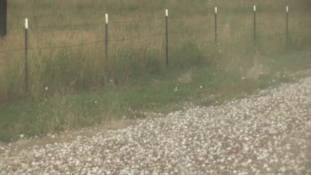 冰雹石头下降视频素材