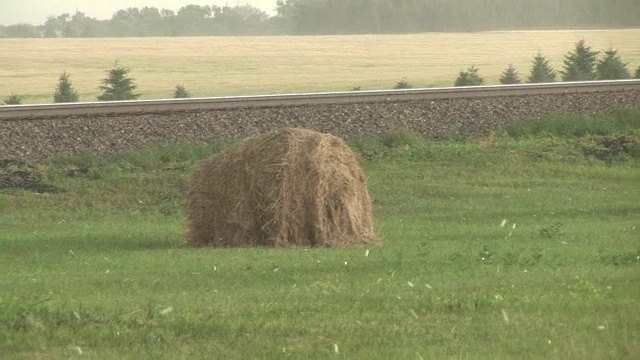 冰雹风暴在可耕地在中部视频素材