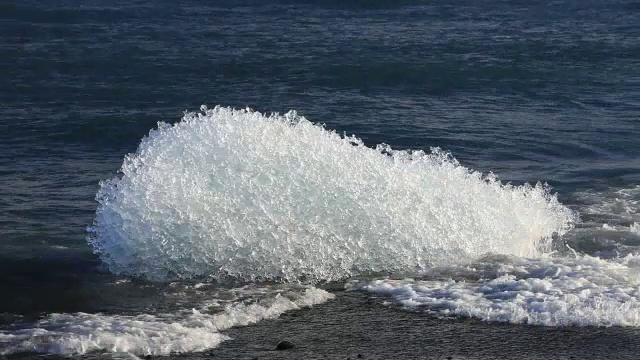 冰山被冲上岸视频素材