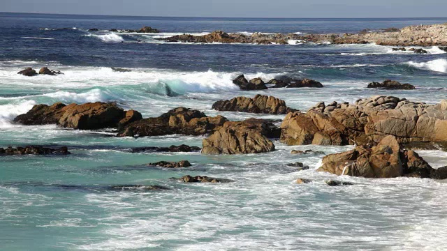 波浪沿着加利福尼亚海岸起伏视频素材