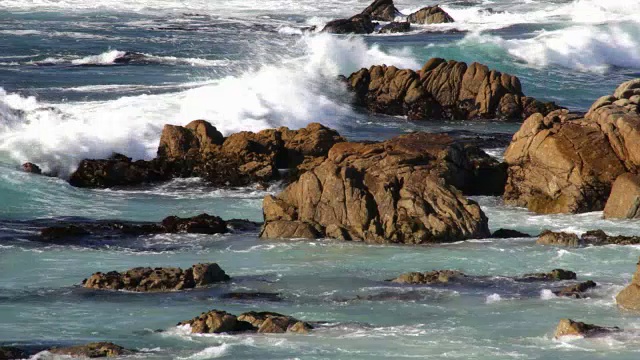 波浪沿着加利福尼亚海岸起伏视频素材