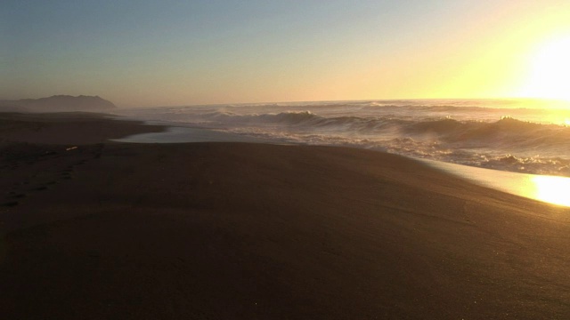 海滩日落时视频素材