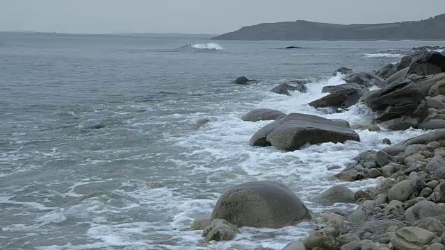 海浪翻滚到多塞特海岸的卵石滩上。视频素材