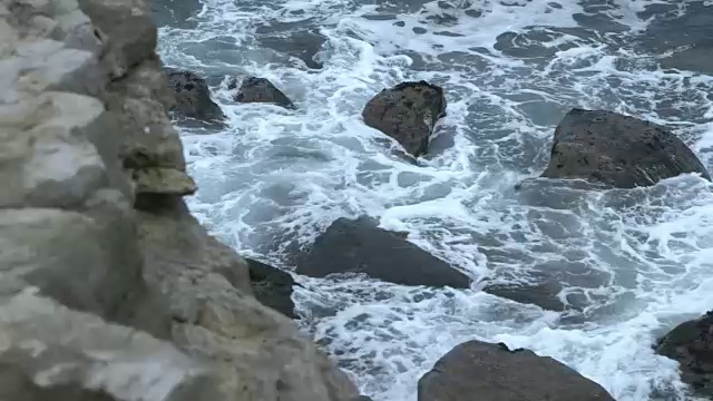 海浪冲击多塞特海岸岩石的高角度拍摄。视频素材