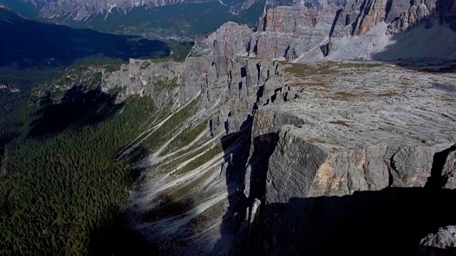 美丽的空中陡峭的悬崖岩石视频素材