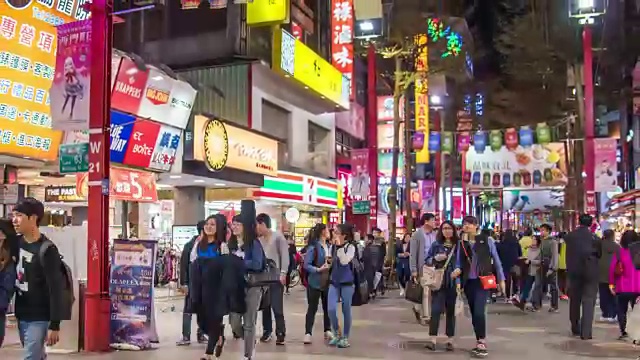 4K延时:拥挤的行人在西门购物中心，台北，台湾视频素材