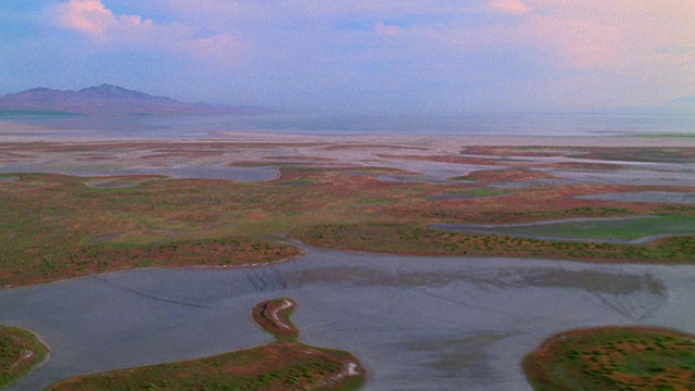 以山脉为背景的大盐湖湿地鸟瞰图/犹他州视频素材