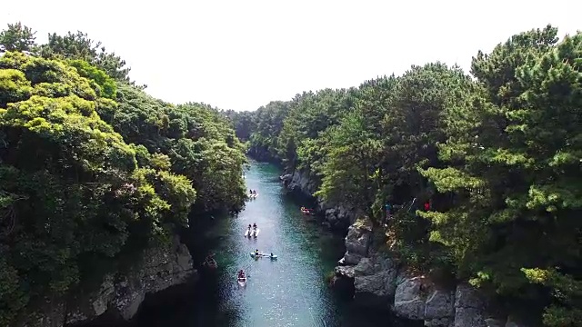 人们在Soesokkak河口(游客喜爱的目的地)划皮艇视频素材