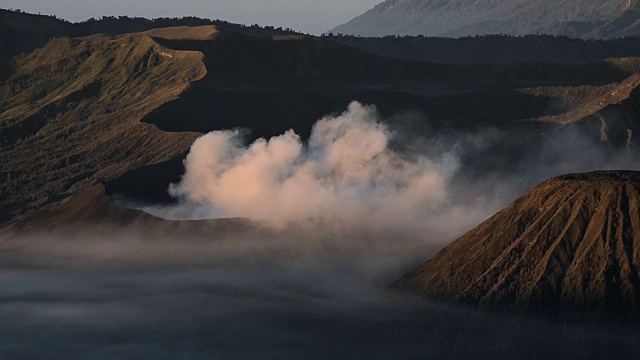 印度尼西亚东爪哇的布罗莫腾格塞莫国家公园的布罗莫火山火山口视频素材