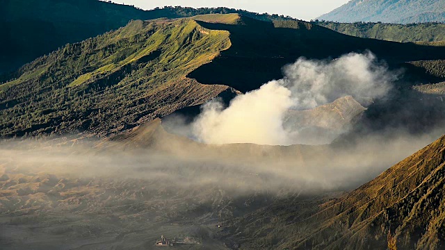 印度尼西亚东爪哇的布罗莫腾格塞莫国家公园的布罗莫火山火山口视频素材