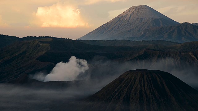 印度尼西亚东爪哇的布罗莫腾格塞莫国家公园的布罗莫火山火山口视频素材