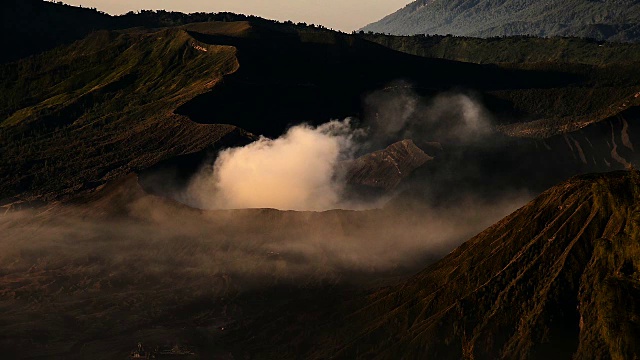 印度尼西亚东爪哇的布罗莫腾格塞莫国家公园的布罗莫火山火山口视频素材