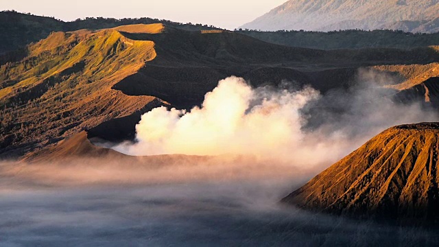 印度尼西亚东爪哇的布罗莫腾格塞莫国家公园的布罗莫火山火山口视频素材