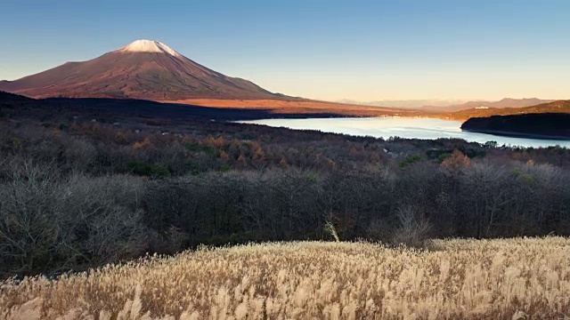 4K时光流逝:富士山和山中湖，山梨县，日本。视频素材