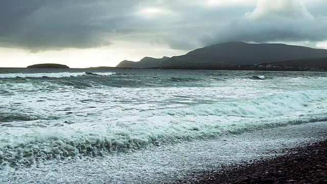 大西洋海浪翻滚到爱尔兰龙骨海滩视频素材