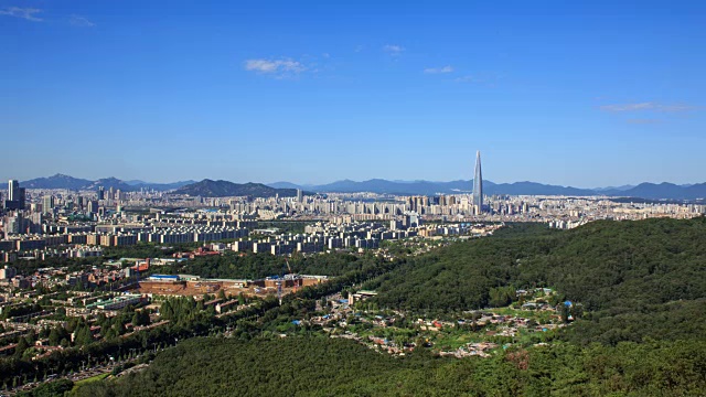 乐天世界大厦和首尔城市景观(乐天世界大厦是韩国最高的建筑之一)视频素材