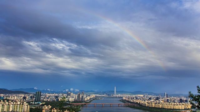 首尔上空的彩虹(见Seongsudaegyo大桥和乐天世界大厦)(乐天世界大厦是韩国最高的建筑之一)视频素材