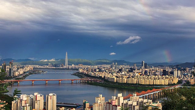 首尔市上空的彩虹(东荷大egyo桥和乐天世界大厦在眼前)(乐天世界大厦是韩国最高的建筑之一)视频素材