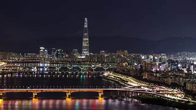 夜幕中，邯钢河与乐天世界大厦环绕Seonsudaegyo大桥(邯钢是韩国的主要河流，朝鲜半岛第四大河流)视频素材