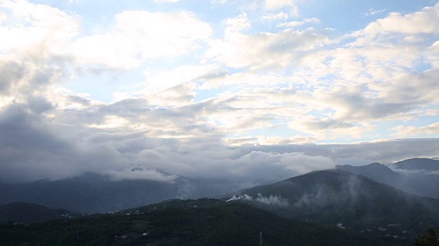 时间流逝的观点，云通过头顶的山视频素材